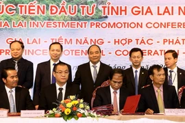 Thủ tướng Nguyễn Xuân Phúc chứng kiến lễ ký biên bản ghi nhớ hợp tác đầu tư vào tỉnh Gia Lai. (Ảnh: Thống Nhất/TTXVN)