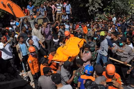 Chuyển thi thể nạn nhân khỏi đống đổ nát sau động đất ở Pidie Jaya, tỉnh Aceh ngày 7/12. (Nguồn: AFP/TTXVN)