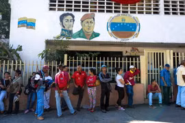 Người dân Venezuela xếp hàng chờ đổi tiền bên ngoài ngân hàng trung ương ở Caracas ngày 16/12. (Nguồn: AFP/TTXVN)