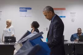 Tổng thống Mỹ Barack Obama bỏ phiếu sớm tại điểm bầu cử ở Chicago ngày 7/10. (Nguồn: AFP/TTXVN)