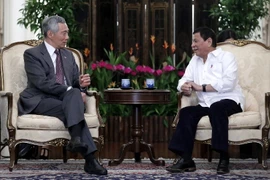 Tổng thống Philippines Rodrigo Duterte hội đàm với Thủ tướng Singapore Lý Hiển Long. (Nguồn: AFP)