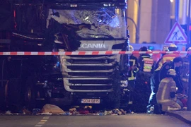 Hiện trường vụ đâm xe tải ở chợ Giáng sinh Breitscheidplatz tại quận trung tâm Charlottenburg, đêm 19/12. (Nguồn: EPA/TTXVN)