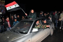 Người dân Syria đổ ra đường mừng vui sau khi thành phố Aleppo được giải phóng hoàn toàn ngày 22/12/2016. (Nguồn: AFP/TTXVN)