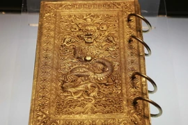 Kim sách bạc mạ vàng, niên hiệu Bảo Đại thứ 9 (1934). (Ảnh: Hà My/TTXVN phát)