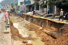 Đường ống nước bị vỡ thuộc Dự án cải tạo nâng cấp Quốc lộ 18 đoạn qua phường Quang Hanh, Cẩm Phả (Quảng Ninh). (Ảnh: Nguyễn Hoàng/TTXVN)