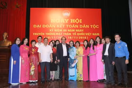 Phó Thủ tướng Thường trực Trương Hòa Bình và các đại biểu dự Ngày hội đại đoàn kết toàn dân tộc của khu dân cư của phường Trần Hưng Đạo. (Ảnh: Doãn Tấn/TTXVN)