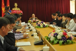 Quang cảnh cuộc họp thông báo quyết định thu hồi dự án khu du lịch sinh thái Hàm Rồng. (Ảnh: Hương Thu/TTXVN)