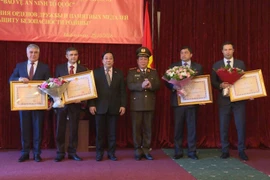Buổi lễ trao tặng huân chương và kỷ niệm chương cho các cơ sở đào tạo của Bộ Nội vụ, Bộ Tình trạng khẩn cấp Nga. (Ảnh: Tâm Hằng/Vietnam+)