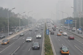Ôtô di chuyển trên đường phố Bắc Kinh, Trung Quốc. (Nguồn: THX/TTXVN)