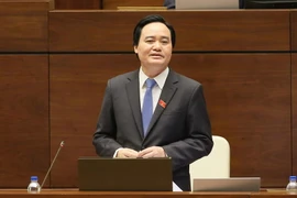 Bộ trưởng Bộ Giáo dục và Đào tạo Phùng Xuân Nhạ trả lời chất vấn của đại biểu Quốc hội, sáng 16/11. (Ảnh: Doãn Tấn/TTXVN)