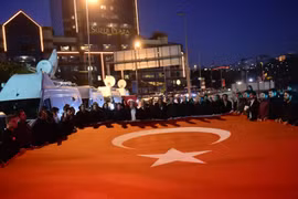 Người dân Thổ Nhĩ Kỳ tuần hành phản đối đánh bom kép ở Istanbul. (Nguồn: AFP)