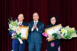 Thủ tướng Nguyễn Xuân Phúc trao tặng Huân chương Lao động hạng Nhất cho Nhà giáo Nhân dân, giáo sư, tiến sỹ Phan Thị Tươi và Nhà giáo Ưu tú, phó giáo sư, tiến sỹ Dương Ái Phương. (Ảnh: Thống Nhất/TTXVN)