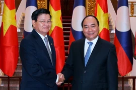 Thủ tướng Nguyễn Xuân Phúc đón, hội đàm với Thủ tướng Lào Thongloun Sisoulith. (Ảnh: Thống Nhất/TTXVN)