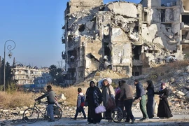 Người dân Syria sơ tán khỏi khu vực phía đông Aleppo để đến quận Bab al-Hadid - nơi quân Chính phủ giành lại quyền kiểm soát từ phiến quân, ngày 7/12. (Nguồn: AFP/TTXVN)