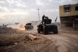 Lực lượng chống khủng bố Iraq tiến vào thị trấn Bazwaia, phía nam Mosul ngày 31/10. (Nguồn: AFP/TTXVN)