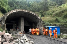 Lực lượng cứu hộ được triển khai tới mỏ than Jinshangou sau vụ nổ ngày 31/10. (Nguồn: THX/TTXVN)
