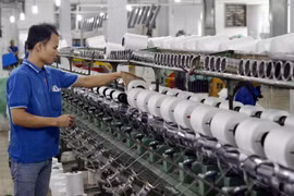 Dây chuyền sản xuất chỉ may của Công ty TNHH Trung Dũng tại xã Tân Triều, Thanh Trì, Hà Nội. Ảnh minh họa. (Ảnh: Thanh Hà/TTXVN)