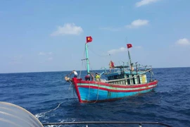 Lai dắt một tàu cá gặp nạn trên biển. Ảnh minh họa. (Nguồn: TTXVN)