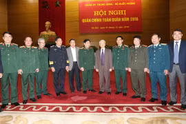 Tổng Bí thư Nguyễn Phú Trọng, Bí thư Quân ủy Trung ương với các đại biểu. (Ảnh: Trí Dũng/TTXVN)