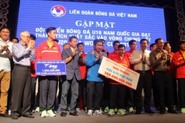 Lãnh đạo VFF và các cơ quan, công ty tặng thưởng cho đội U19. (Ảnh: Xuân Dự/TTXVN)