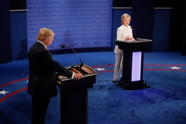 Ứng cử viên của đảng Dân chủ Hillary Clinton (phải) và ứng cử viên đảng Cộng hòa Donald Trump (trái) tại cuộc tranh luận trực tiếp thứ 3. (Nguồn: EPA/TTXVN)