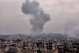 Khói bốc lên sau khi lực lượng Chính phủ Syria không kích các mục tiêu của quân nổi dậy trên đường tiến vào Karm al-Jabal để giải phóng Aleppo ngày 5/12. (Nguồn: AFP/TTXVN)