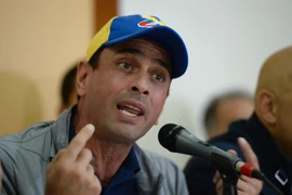 Lãnh đạo phe đối lập Henrique Capriles trong cuộc họp báo ở Caracas, Venezuela ngày 10/10. (Nguồn: AFP/TTXVN)