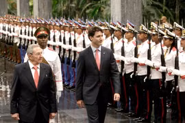 Chủ tịch Cuba Raul Castro (trái) và Thủ tướng Canada Justin Trudeau (phải) duyệt đội danh dự tại lễ đón ở La Habana ngày 15/11. (Nguồn: AP/TTXVN)