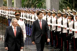 Chủ tịch Cuba Raul Castro (trái) và Thủ tướng Canada Justin Trudeau (phải) duyệt đội danh dự tại lễ đón ở La Habana ngày 15/11. (Nguồn: AP/TTXVN)
