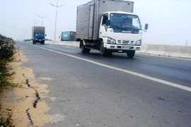 Hiện tượng nứt mặt đường đã xuất hiện trên tuyến cao tốc Thành phố Hồ Chí Minh - Trung Lương dù mới được đưa vào khai thác 5 tháng. (Ảnh: TTXVN)