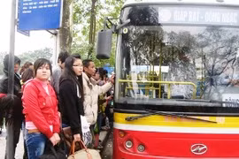 Xe buýt vẫn là phương tiện giữ vai trò chủ đạo trong vài năm tới. (Ảnh: Hùng Võ/Vietnam+)