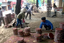 Vỉa hè Hà Nội thường xuyên được cày xới để sửa chữa. (Ảnh: Trọng Đạt/TTXVN)