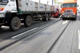 Nhiều tuyến Quốc lộ xuất hiện trồi, sụt lún nền mặt đường. (Ảnh: TTXVN)