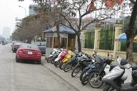 Xe để tràn lan vi phạm dưới lòng lề đường. (Ảnh: Hùng Dũng/Vietnam+)