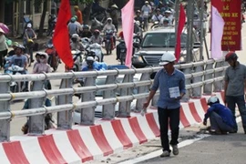 Cầu vượt Đại Cồ Việt-Trần Khát Chân đang được hoàn thiện các hạng mục cuối để thông xe vào 30/8. (Ảnh: Việt Hùng/Vietnam+)