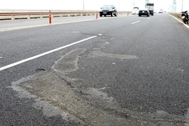 Những vết nứt trên mặt cầu Thăng Long sẽ được xử lý triệt để sau năm 2014. (Ảnh: Bùi Tường/TTXVN)