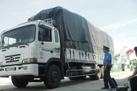 Xe tải đang được tiến hành cân tải trọng tại trạm cân lưu động. (Ảnh: Việt Hùng/Vietnam+)