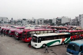 Hàng trăm lượt xe vẫn chây ỳ việc điều chuyển khỏi bến Mỹ Đình. (Ảnh: Thế Duyệt/TTXVN)