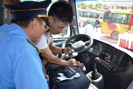 Lực lượng chức năng đang tiền hành kiểm tra thông tin từ dữ liệu hộp đen. (Ảnh: Việt Hùng/Vietnam+)