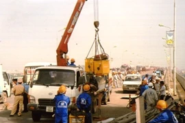 Thi công sửa chữa mặt cầu Thăng Long. (Ảnh: Anh Tôn/TTXVN)