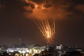 Loạt rocket do Phong trào Thánh chiến Hồi giáo Palestine phóng đi từ Dải Gaza vào lãnh thổ Israel, nhằm đáp trả các vụ không kích xuống dải đất này, ngày 5/8. (Ảnh: AFP/TTXVN)
