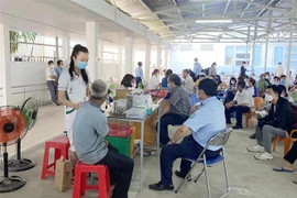 Bệnh viên Sài Gòn-Phan Rang tiêm vaccine phòng COVID-19 mũi 4 cho đối tượng từ 18 tuổi trở lên trên địa bàn tỉnh Ninh Thuận. (Ảnh: Công Thử/TTXVN)