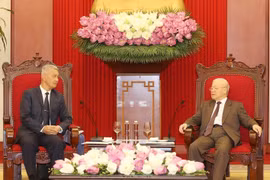 Tổng Bí thư Nguyễn Phú Trọng tiếp ông Anouphap Tounalom, Bí thư Trung ương Đảng Nhân dân Cách mạng Lào, Bí thư Thành ủy, Chủ tịch Hội đồng Nhân dân Thủ đô Vientiane (Lào) thăm và làm việc tại Việt Nam. (Ảnh: Trí Dũng/TTXVN)