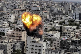 Khói lửa bốc lên sau vụ không kích của Israel xuống thành phố Gaza ngày 6/8. (Ảnh: AFP/TTXVN)