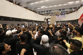 Hàng trăm người biểu tình tập trung tại tòa nhà Quốc hội Iraq ở thủ đô Baghdad nhằm phản đối việc đề cử ông Mohammed Shia' al-Sudani vào vị trí Thủ tướng nước này, ngày 31/7. (Ảnh: AFP/TTXVN)