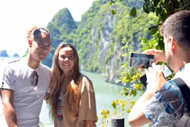 Du khách nước ngoài thăm vịnh Hạ Long. (Ảnh: Thanh Vân/TTXVN)
