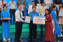 Phó bí thư Thành ủy Thành phố Hồ Chí Minh Nguyễn Hồ Hải và Chủ tịch UB TW MTTQ Thành phố Hồ Chí Minh Trần Kim Yến nhận bảng tài trợ và trao thư cảm ơn cho các đơn vị đồng hành. (Ảnh: Thu Hương/TTXVN)