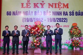 Ông Lê Quốc Minh, Ủy viên Trung ương Đảng, Phó trưởng Ban Tuyên giáo Trung ương, Chủ tịch Hội Nhà báo Việt Nam, Tổng Biên tập Báo Nhân Dân tặng hoa chúc mừng Báo Bắc Ninh. (Ảnh: Thái Hùng/TTXVN)