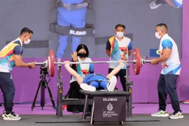Nữ đô cử Đặng Thị Phương Linh tranh tài ở nội dung 50 kg. (Ảnh: TTXVN phát)