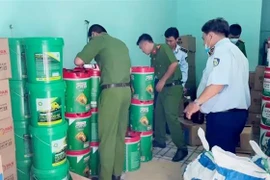 Lực lượng chức năng kiểm đếm số tang vật tạm giữ tại các phòng trọ của Nguyễn Văn Lý. (Ảnh: TTXVN phát)